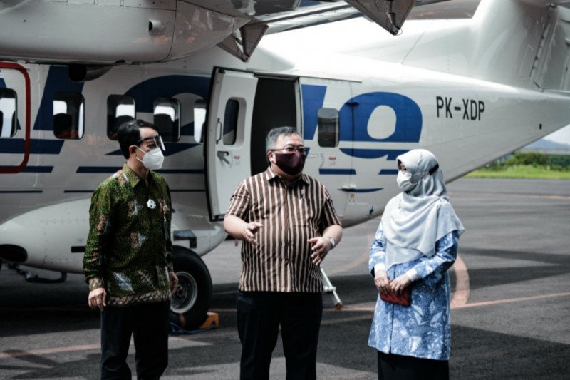 Direktur Utama PTDI, Elfien Goentoro, Menteri Riset dan Teknologi/Kepala Badan Riset dan Inovasi Nasional, Prof. Bambang Permadi Soemantri Brodjonegoro, Ph.D. dan Deputi Teknologi Penerbangan dan Antariksa LAPAN, Dr. Rika Andiarti (Dok Humas PTDI)

