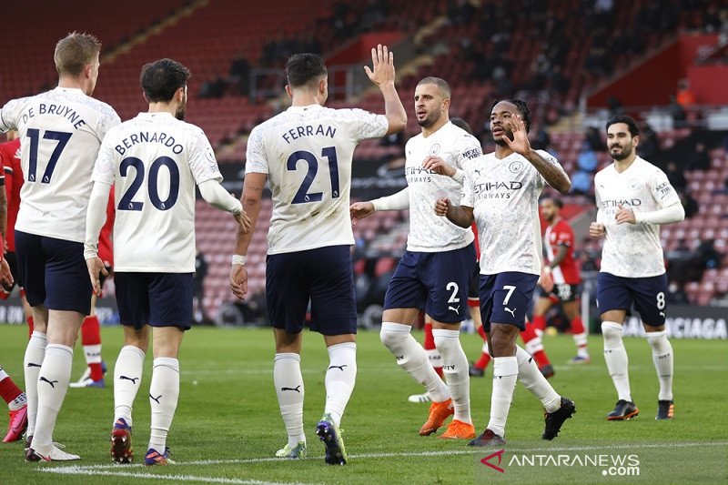 Penyerang Manchester City Raheem Sterling (kedua kanan) melakukan selebrasi bersama rekan-rekannya seusai menjebol gawang Southampton dalam lanjutan Liga Inggris di Stadion St. Mary's, Southampton, Inggris, Sabtu (19/12/2020). (ANTARA/REUTERS/POOL/Adrian 
