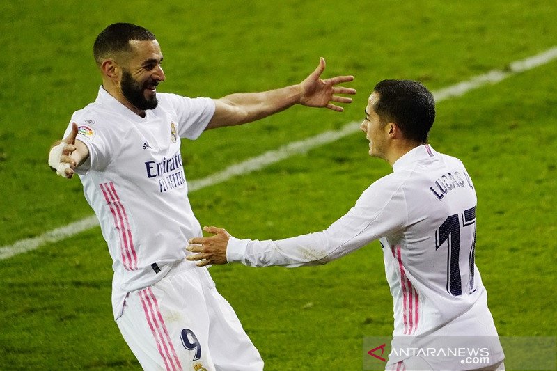 Penyerang Real Madrid Karim Benzema (kiri) melakukan selebrasi bersama Lucas Vazquez yang mengkonversi umpannya jadi gol ke gawang Eibar dalam lanjutan Liga Spanyol di Stadion Ipurua, Eibar, Spanyol, Minggu (20/12/2020) waktu setempat. (ANTARA/REUTERS/Vin