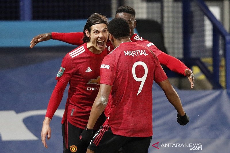Penyerang Manchester United Edinson Cavani (kiri) melakukan selebrasi bersama Anthony Martial seusai memecahkan kebuntuan dengan mencetak gol ke gawang Everton dalam laga perempat final Piala Liga Inggris di Stadion Goodison Park, Liverpool, Inggris, Rabu