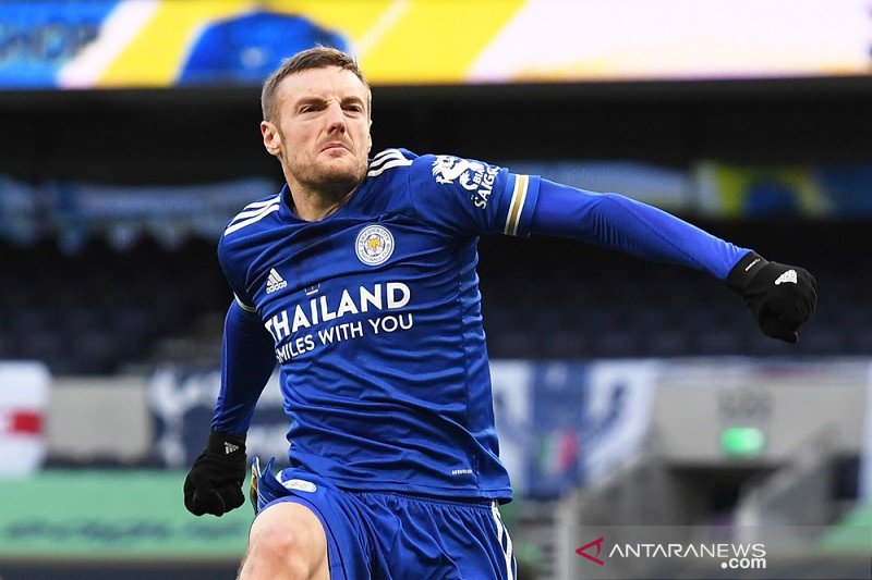 Penyerang Leicester City Jamie Vardy merayakan golnya ke gawang Tottenham Hotspur dalam lanjutan Liga Inggris di Stadion Tottenham Hotspur, London, Inggris, Minggu (20/12/2020). (ANTARA/REUTERS/POOL/Andy Rain)