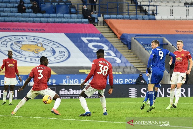 Penyerang Leicester City Jamie Vardy (kedua kanan) melepaskan tembakan yang berakhir menjadi gol bunuh diri bek Manchester United Axel Tuanzebe (tengah) dalam laga Boxing Day Liga Inggris di Stadion King Power, Leicester, Inggris, Sabtu (26/12/2020). (ANT