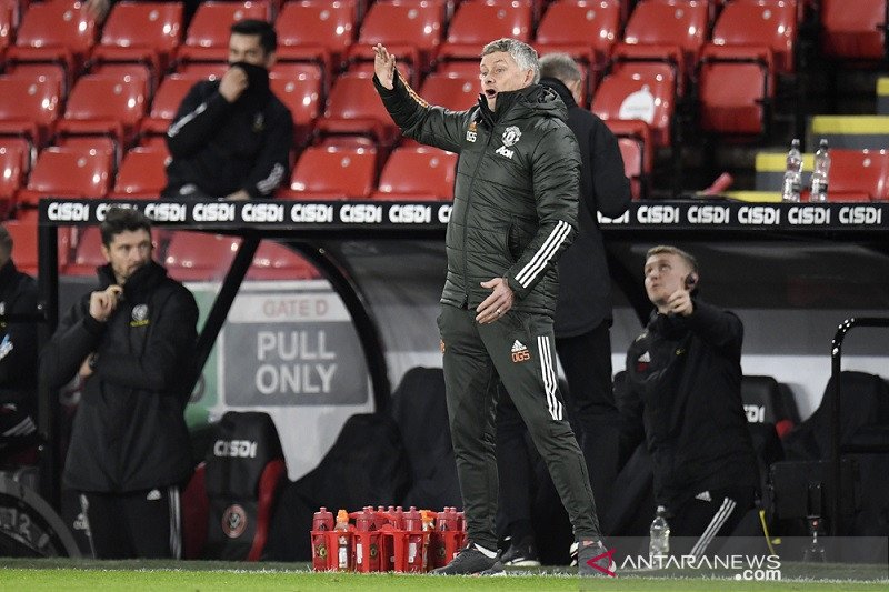 Manajer Manchester United Ole Gunnar Solskjaer saat mendampingi timnya menghadapi Sheffield United dalam lanjutan Liga Inggris di Stadion Bramall Lane, Sheffield, Inggris, Kamis (17/12/2020). (ANTARA/REUTERS/POOL/Peter Powell)