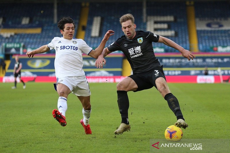 Gelandang Leeds United Ian Poveda (kiri) mengawal pergerakan bek sayap Burnley Charlie Taylor dalam lanjutan Liga Inggris di Stadion Elland Road, Leeds, Inggris, Minggu (27/12/2020). (ANTARA/REUTERS/POOL/Nigel French)
