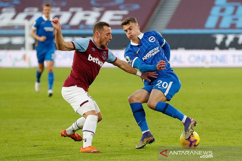 Bek sayap Brighton & Hove Albion Solomon March (kanan) berusaha melewati hadangan bek sayap West Ham United Vladimir Coufal dalam lanjutan Liga Inggris di Stadion Olimpiade, London, Inggris, Minggu (27/12/2020). (ANTARA/REUTERS/POOL/Paul Childs)

