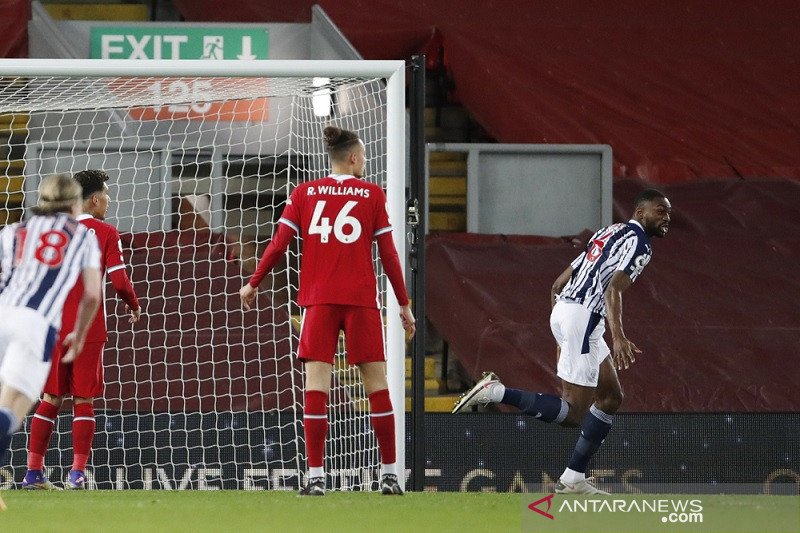 Bek West Bromwich Albion Semi Ajayi (kanan) melakukan selebrasi seusai menjebol gawang Liverpool dalam lanjutan Liga Inggris di Stadion Anfield, Liverpool, Inggris, Minggu (27/12/2020) waktu setempat. (ANTARA/REUTERS/POOL/Clive Brunskill)

