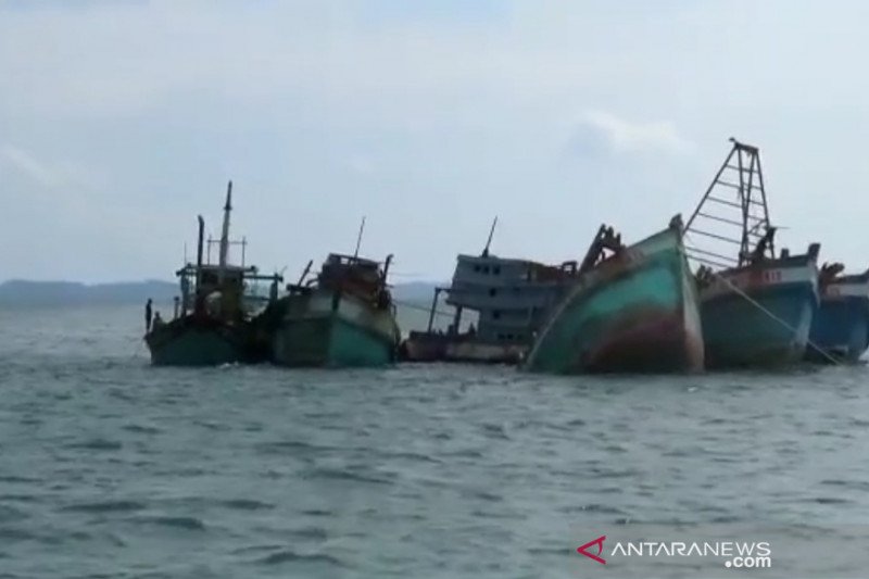 Kajati Kepri menenggelamkan lima kapal nelayan aisng di perairan Pulau Abang, Batam, Kepri. (ANTARA/Ogen)


