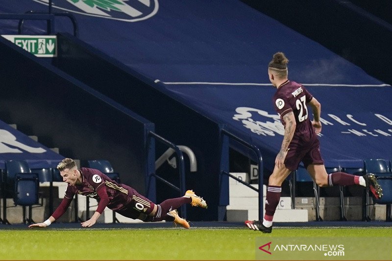 Bek sayap Leeds United Ezgjan Alioski (kiri) melakukan selebrasi seusai mencetak gol ke gawang West Bromwich Albion dalam lanjutan Liga Inggris di Stadion The Hawthorns, West Bromwich, Inggris, Selasa (29/12/2020) waktu setempat. (ANTARA/REUTERS/POOL/Tim 