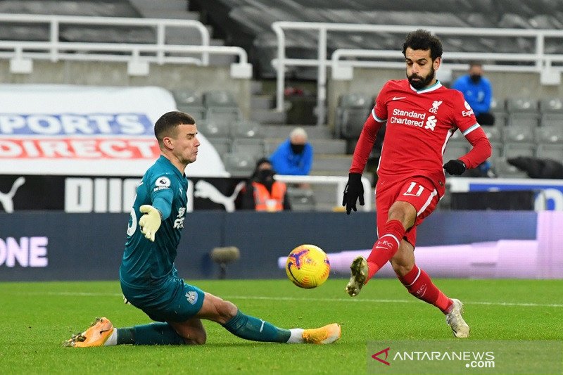 Kiper Newcastle United Karl Darlow (kiri) menepis tembakan penyerang Liverpool Mohamed Salah dalam lanjutan Liga Inggris di Stadion St. James' Park, Newcastle, Inggris, Rabu (30/12/2020) waktu setempat. (ANTARA/REUTERS/POOL/Stu Forster)
