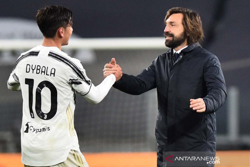 Pelatih Juventus Andrea Pirlo (kanan) menyalami pemainnya Paulo Dybala usai pertandingan Liga Serie A melawan Udinese di Stadion Allianz, Turin, Italia, Senin (4/1/2021) dini hari. Juventus menang atas Udinese dengan skor 4-1. ANTARA FOTO/REUTERS/Massimo 