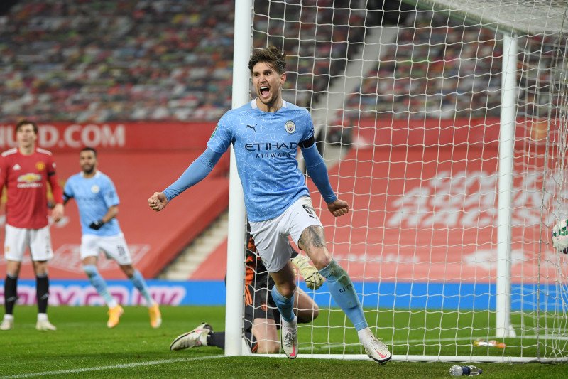 Bek tengah Manchester City John Stones sesaat setelah menciptakan gol pada semifinal Piala Liga melawan Manchester United di Old Trafford, Manchester, Inggris, 6 Januari 2021. (Pool via REUTERS/SHAUN BOTTERILL)