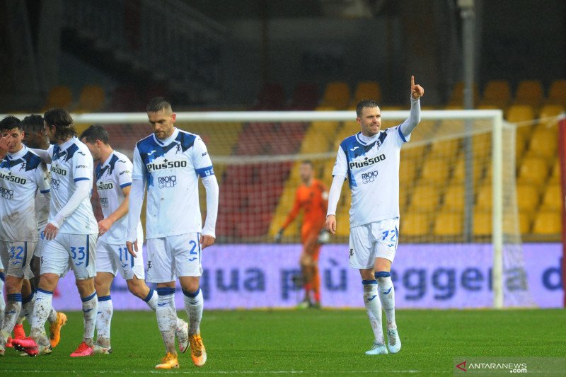 Pemain Atalanta Josip Ilicic (paling kanan) merayakan gol yang dicetaknya ke gawang Benevento pada pertandingan Liga Italia yang dimainkan di tadion Ciro Vigorito, Benevento, Sabtu (9/1/2021). (ANTARA/IPA/Sipa USA via Reuters Connect)
