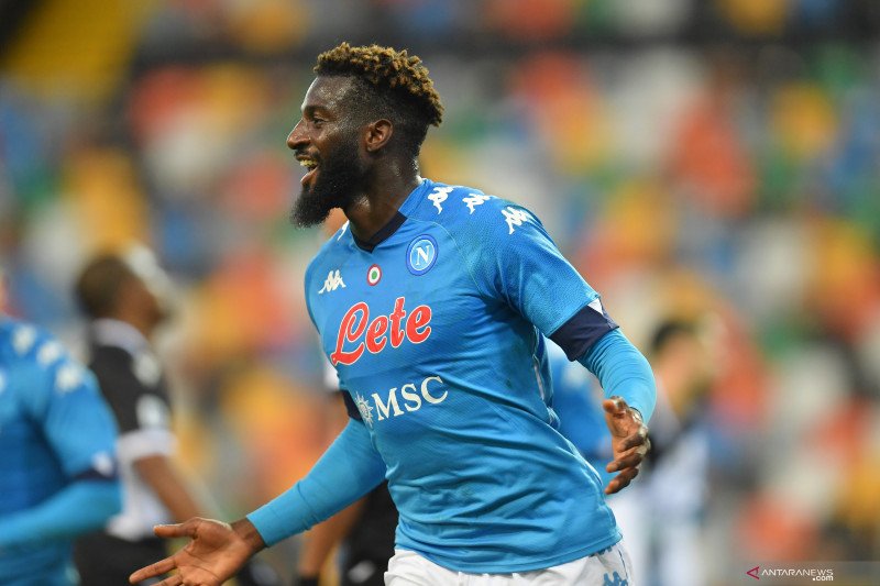 Penyerang Napoli Tiemoue Bakayoko merayakan gol yang dicetaknya pada pertandingan Liga italia melawan Udinese di Dacia Arena, Udine, Minggu (10/1/2020). (ANTARA/REUTERS/DANIELE MASCOLO)

