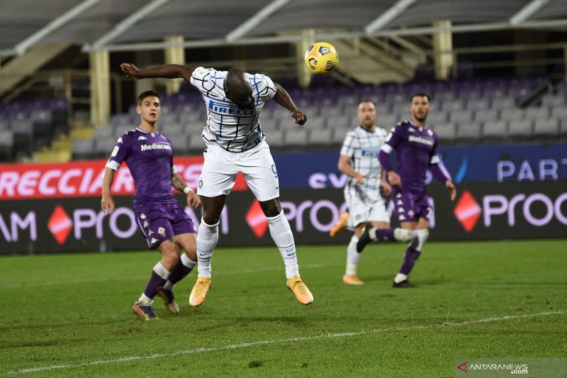Penyerang Inter Milan Romelu Lukaku menanduk bola yang berbuah gol pada pertandingan 16 besar Piala Italia melawan Fiorentina yang dimainkan di Stadion Artemio Franchi, Florence, Rabu (13/1/2021). (ANTARA/IPA/Sipa USA via Reuters Connect)

