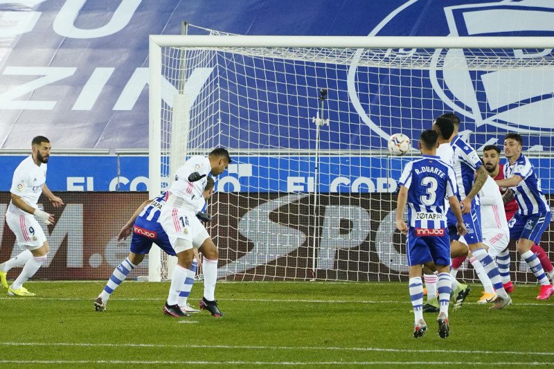 Pemain Real Madrid Casemiro mencetak gol pertama timnya saat menang 4-1 melawan Deportivo Alaves di Estadio Mendizorroza, Vitoria-Gasteiz, Spanyo, 23 Januari 2021. (REUTERS/VINCENT WEST)

