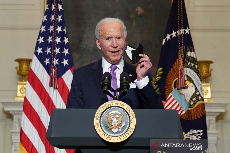 Presiden AS Joe Biden berbicara tentang perjuangan untuk mengatasi pandemi COVID-19, di depan potret Abraham Lincoln di Gedung Putih di Washington, AS (26/1/2021). ANTARA FOTO/REUTERS / Kevin Lamarque/aww.