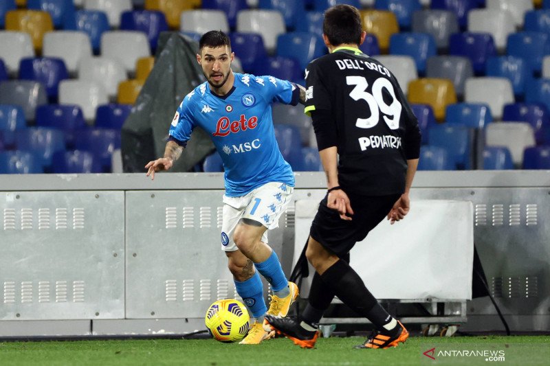 Penyerang Napoli Matteo Politano (kiri) sedang menggiring bola pada pertandingan perempat final Piala Italia melawan Spezia yang dimainkan di Stadion Diego Armando Maradona, Naples, Kamis (28/1/2021). (ANTARA/imago images/Fotoagenzia via Reuters)
