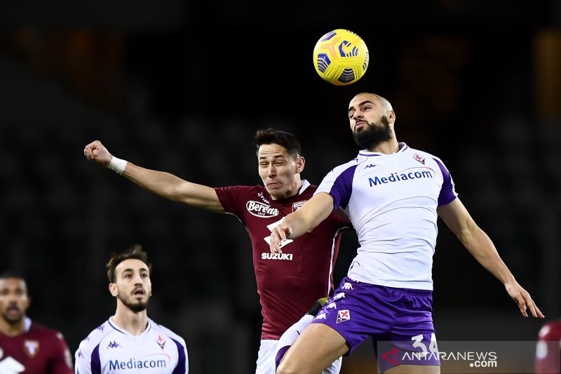 Pemain Torino Sasa Lukic (kiri) berduel memperebutkan bola dengan gelandang Fiorentina Sofyan Amrabat (kanan) pada pertandingan Liga Italia yang dimainkan di Stadion Grande Olimpico Torino, Turin, Jumat (29/1/2021). (ANTARA/Nicolò Campo/Sipa USA via Reute