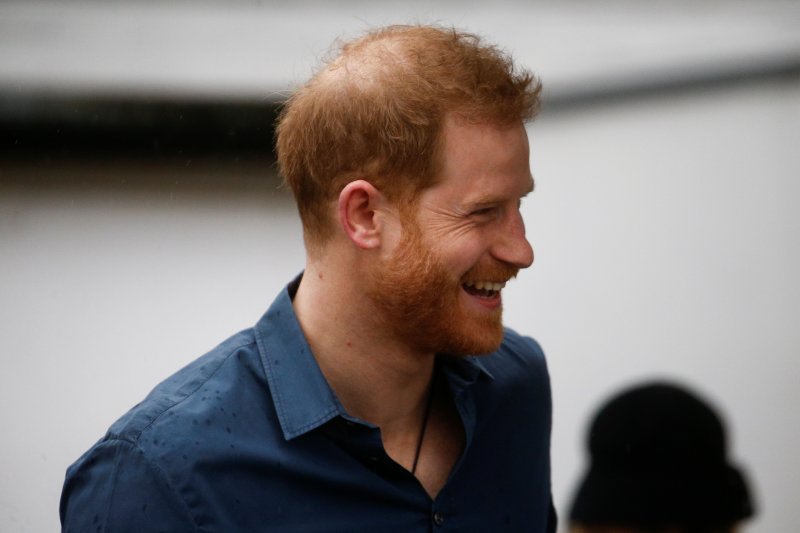 Pangeran Harry saat menemui Jon Bon Jovi di luar Abbey Road Studios, London, Inggris, 28 Februari 2020. (REUTERS/HENRY NICHOLLS)

