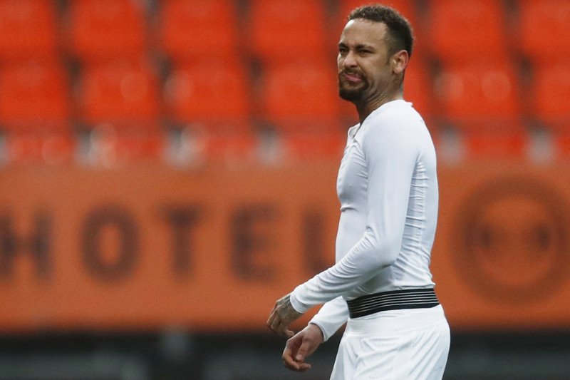 Pemain Paris St Germain Neymar usai pertandingan melawan Lorient di Stade du Moustoir, Lorient, Prancis, 31 Januari 2021. (REUTERS/STEPHANE MAHE)

