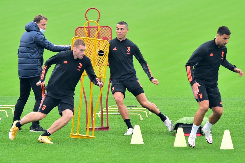 Arsip foto - : Cristiano Ronaldo, Dejan Kulusevski dan Sami KhediraSoccer saat latihan tim Juventus di Turin, Italia 3 November 3, 2020 (REUTERS/MASSIMO PINCA)

