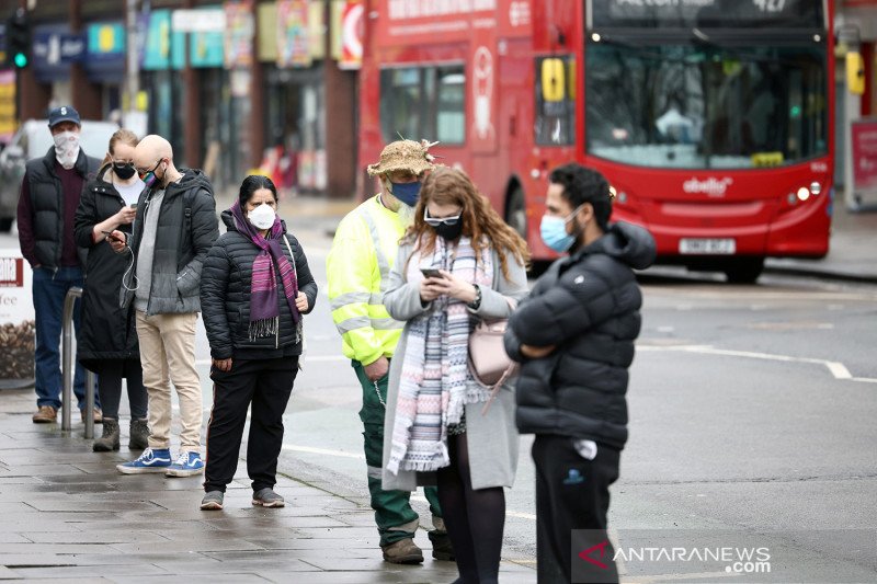 Orang-orang mengantre untuk menjalani tes COVID-19 di jalan raya Ealing ,tempat varian virus corona SARS-CoV-2 baru yang berasal dari Afrika Selatan ditemukan, di London Barat, Inggris (2/2/2021). ANTARA FOTO/REUTERS / Henry Nicholls/aww.