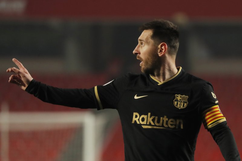 Kapten Barcelona Lionel Messi dalam pertandingan perempatfinal Copa del Rey melawan Granada di Nuevo Estadio de Los Carmenes, Granada, Spanyol, 3 Februaryi 2021. (REUTERS/JON NAZCA)


