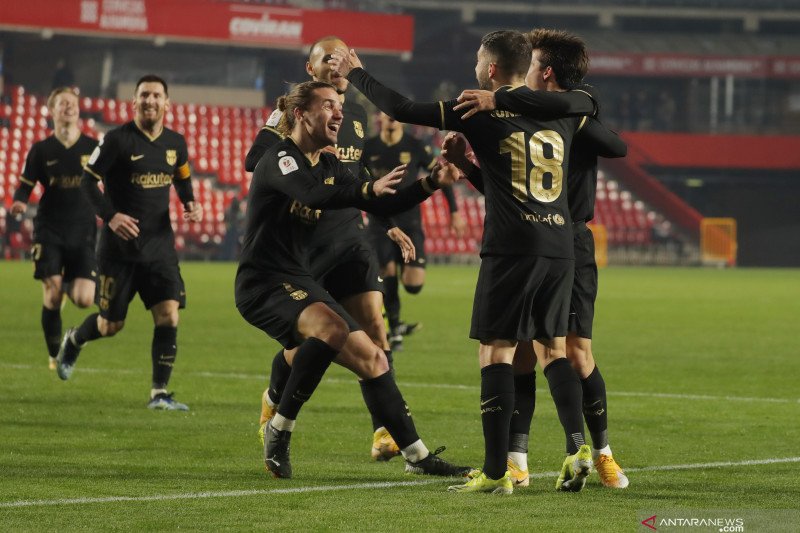 Selebrasi pemain Barcelona usai Jordi Alba cetak gol kemenangan atas Granada dalam pertandingan Copa del Rey di Nuevo Estadio de Los Carmenes, Granada, Spanyol pada 4 Februari 2021.(REUTERS/JON NAZCA)

