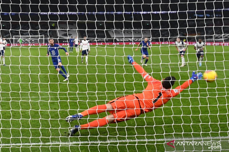 Gelandang Chelsea Jorginho mencetak gol ke gawang Tottenham Hotspur melalui eksekusi penalti pada pertandingan Liga Inggris yang dimainkandi Stadion Tottenham Hotspur, London, Kamis (4/2/2021). (ANTARA/REUTERS/NEIL HALL)
