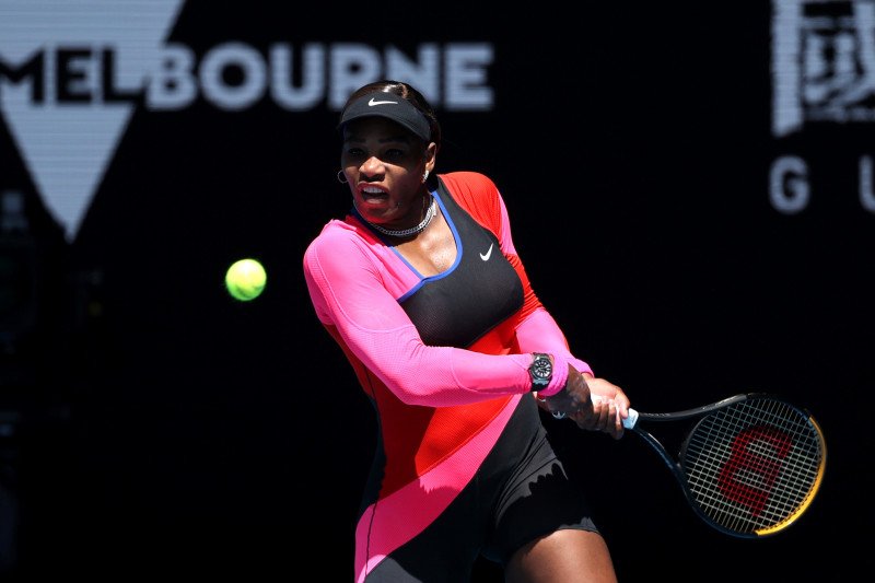 Petenis Amerika Serikat Serena Williams saat mengalahkan petenis Russia Anastasia Potapova dalam Australian Open di Melbourne Park, Melbourne, Australia, 12 Februari 2021. (REUTERS/LOREN ELLIOTT)