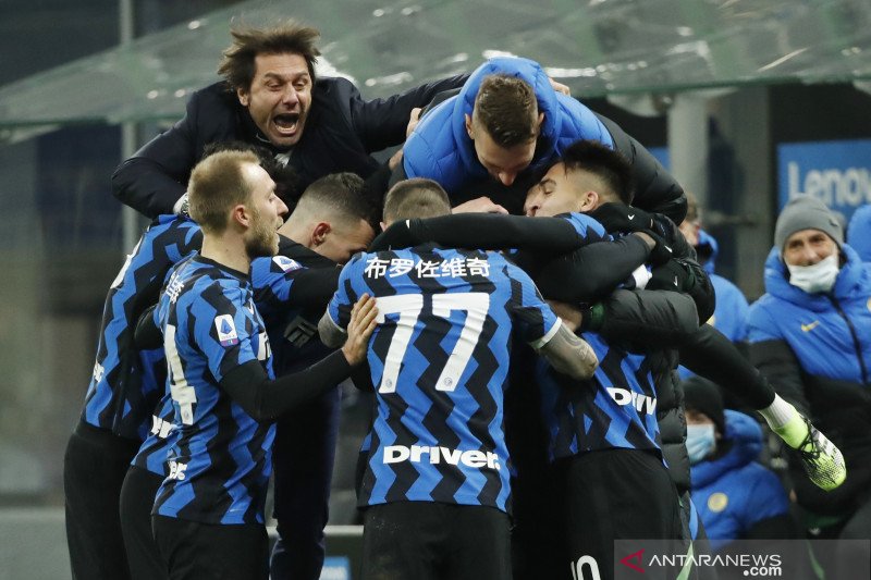 Para pemain Inter Milan merayakangol yang dicetak Lautaro Martinez ke gawang Lazio, pada pertandingan Liga Italia yang dimainkan di Stadion Giuseppe Meazza, Milan, Minggu (!4/2/2021). (ANTARA/REUTERS/ALESSANDRO GAROFALO)

