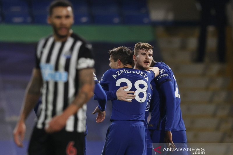 Penyerang Chelsea Timo Werner dan rekan-rekannya merayakan gol yang tercipta ke gawang Newcastle United pada pertandingan Liga Inggris yang dimainkan di Stamford Bridge, London, Senin (15/2/2021). (ANTARA/Pool via REUTERS/ADRIAN DENNIS)

