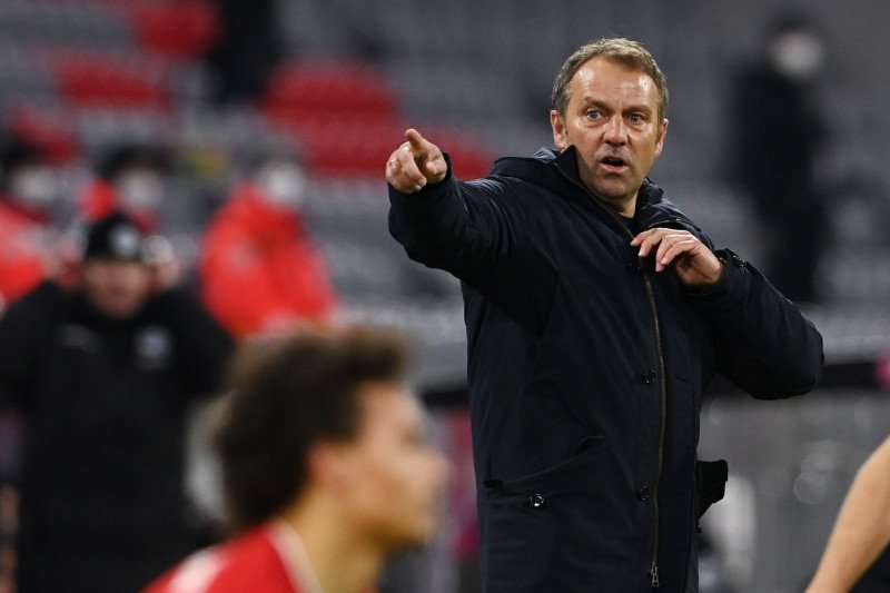 Pelatih Bayern Muenchen Hansi Flick saat timnya menghadapi Arminia Bielefeld di Allianz Arena, Muenchen, Jerman, 15 Februari 2021. (Pool via REUTERS/CHRISTOF STACHE)