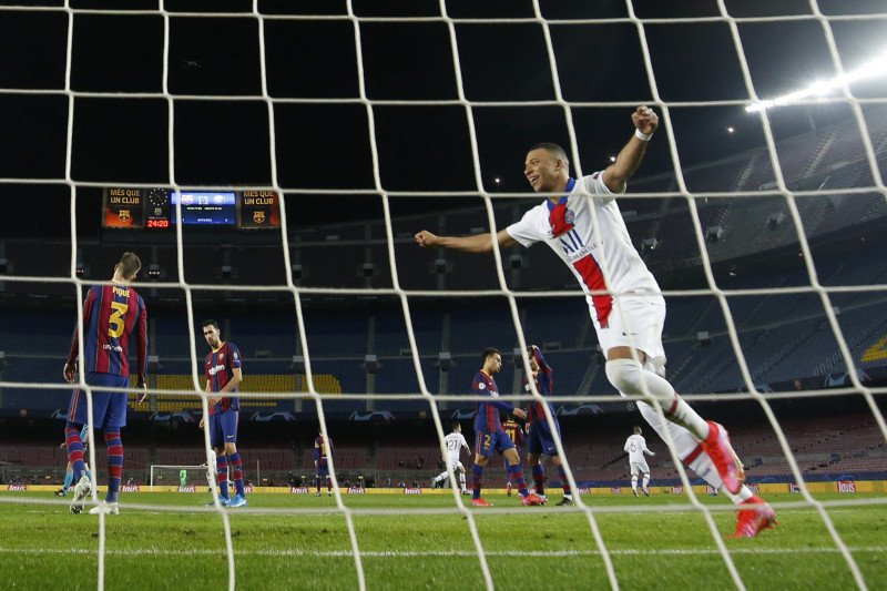 Pemain Paris St Germain Kylian Mbappe mencetak hattrick saat menjungkalkan Barcelona 4-0 dalam leg pertama 16 besar Liga Champions di Camp Nou, Barcelona, Spanyol,  16 Februari 2021.  (REUTERS/ALBERT GEA)
