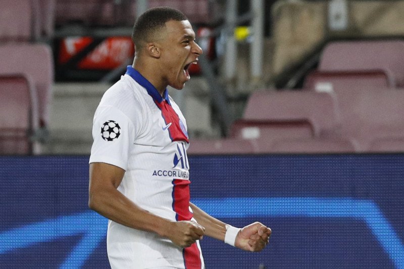 Pemain Paris St Germain Kylian Mbappe saat menghadapi Barcelona dalam leg pertama 16 besar Liga Champions di Camp Nou, Barcelona, Spanyol, 16 Februari 2021. (REUTERS/ALBERT GEA)
