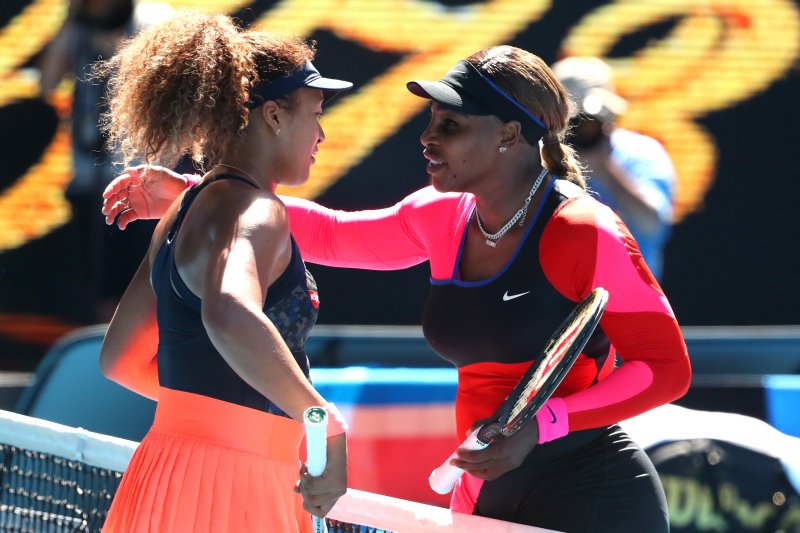 Petenis Jepang Naomi Osaka bersama Serena Williams setelah berlaga di semifinal Australian Open di Melbourne Park, Melbourne, Australia, 18 Februari 2021. (REUTERS/KELLY DEFINA)
