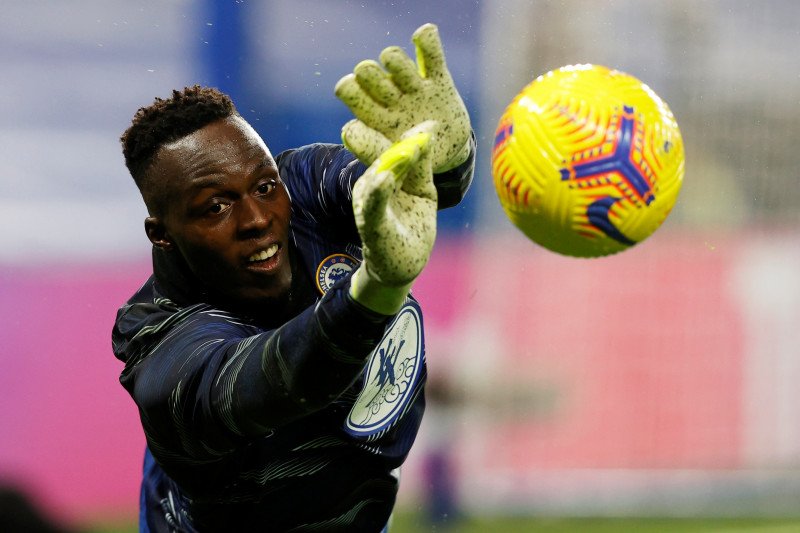 Arsip foto - Kiper Chelsea Edouard Mendy saat pemanasan menjelang pertandingan Liga Inggris melawan Newcastle United di Stamford Bridge, London, 15 Februari 2021. (Pool via REUTERS/ADRIAN DENNIS)