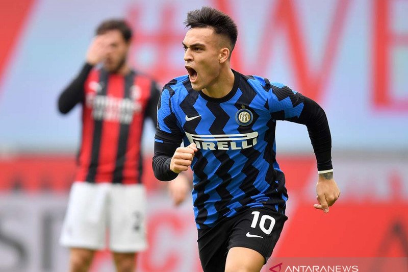 Penyerang Inter Milan Lautaro Martinez merayakan gol yang dicetaknya ke gawang Milan pada pertandingan Liga Italia yang dimainkan di Stadion San Siro, Milan, Minggu (21/2/2021). (ANTARA/REUTERS/DANIELE MASCOLO)

