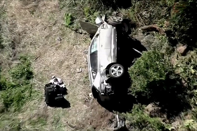 Mobil yang dikendarai pegolf Tiger Woods, yang telah dilarikan ke rumah sakit dengan sejumlah cedera, berada di jurang menyusul kecelakaan tunggal di Los Angeles, Amerika Serikat, Selasa (23/2/2022). (KNBC via Reuters)
