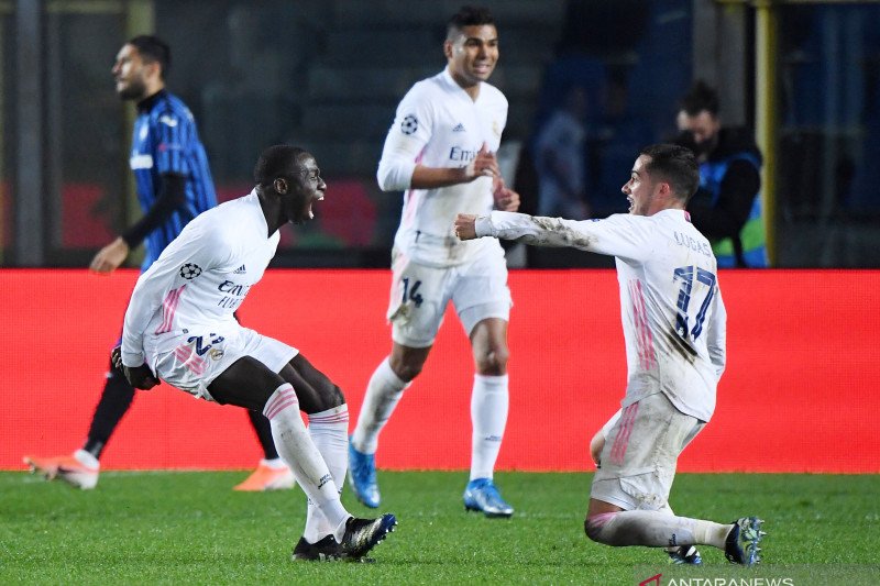 Pemain Real Madrid Ferland Mendy (kiri) merayakan gol yang dicetaknya ke gawang Atalanta pada pertandingan leg pertama 16 besar Liga Champions yang dimainkan diStadion Gewiss, Bergamo, Rabu (24/2/2021). (ANTARA/REUTERS/ALBERTO LINGRIA)

