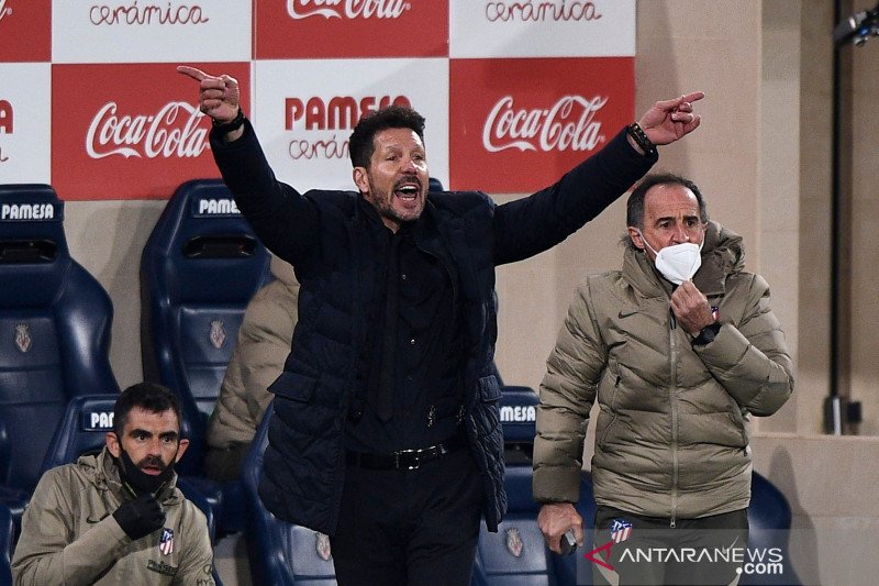 Pelatih Atletico Madrid, Diego Simeone memberikan instruksi kepada para pemainnya dalam pertandingan liga Spanyol lawan Villarreal di Estadio de la Ceramica, Villarreal, Spanyol pada 01 Maret 2021.(REUTERS/PABLO MORANO)


