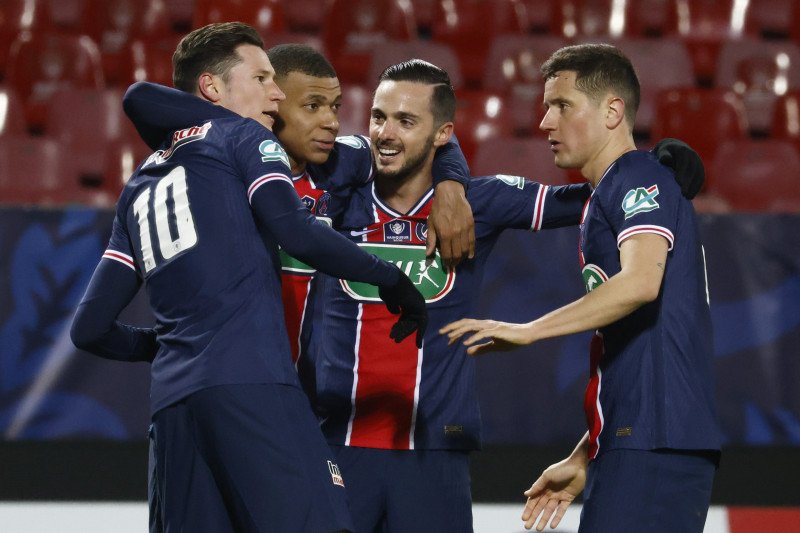 Pemain Paris St Germain Pablo Sarabia bersama rekan-rekan satu timnya merayakan gol yang membuat PSG menang melawan Brest dalam 32 Besar Piala Prancis di Stade Francis-Le Ble, Brest, Prancis, 6 Maret 2021.  (REUTERS/STEPHANE MAHE)

