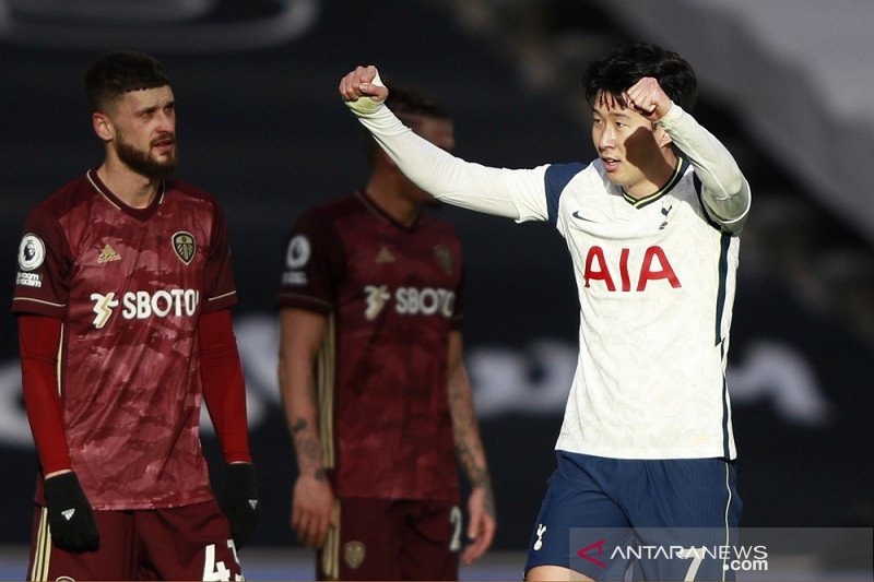 Penyerang Tottenham Hotspur Son Heung-min (kanan) melakukan selebrasi seusai mencetak gol kedua timnya ke gawang Leeds United dalam lanjutan Liga Inggris di Stadion Tottenham Hotspur, London, Inggris, Sabtu (2/1/2021). (ANTARA/REUTERS/POOL/Ian Walton)

