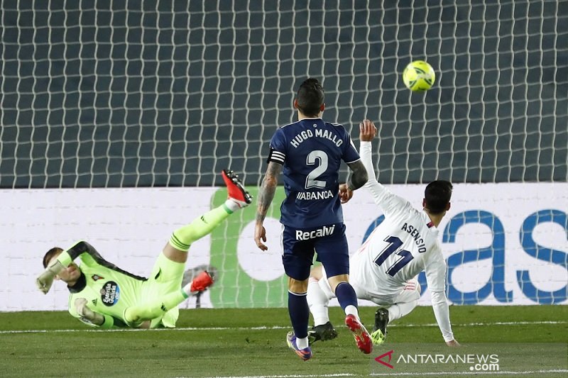 Gelandang serang Real Madrid Marco Asensio (kanan) mencetak gol kedua timnya ke gawang Celta Vigo dalam lanjutan Liga Spanyol di Stadion Alfredo di Stefano, Madrid, Spanyol, Sabtu (2/1/2021) waktu setempat. (ANTARA/REUTERS/Juan Medina)

