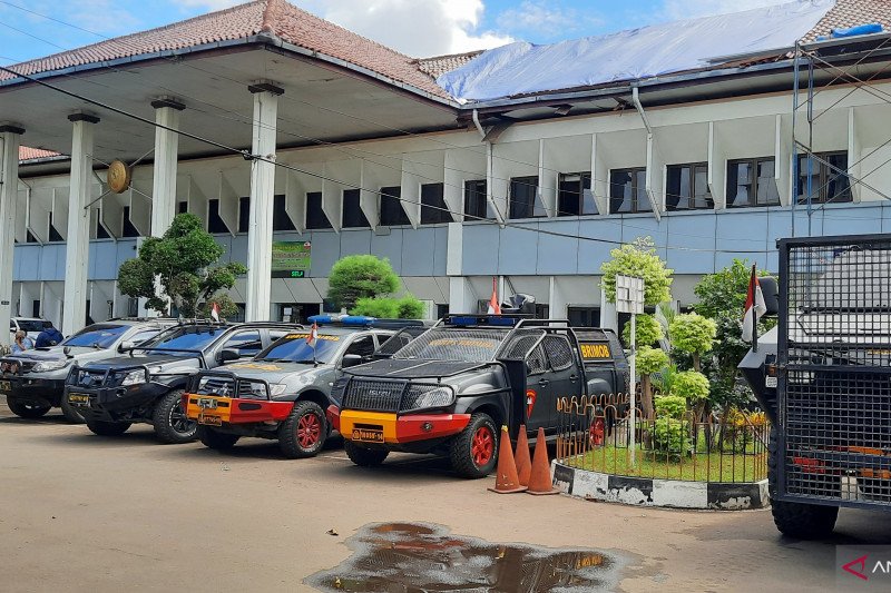 Kendaraan taktis milik Polri bersiaga di depan Pengadilan Negeri Jakarta Selatan untuk pengamanan sidang praperadilan Rizieq Shihab, Senin (4/1/2021). (ANTARA/Laily Rahmawaty)

