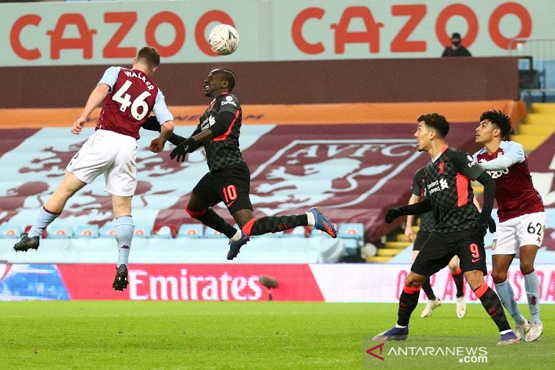 Penyerang Liverpool Sadio Mane (kedua kiri) menyundul bola untuk mencetak gol keduanya ke gawang Aston Villa dalam laga putaran ketiga Piala FA di Stadion Villa Park, Birmingham, Inggris, Jumat (8/1/2021) waktu setempat. (ANTARA/REUTERS/POOL/Hannah McKay)