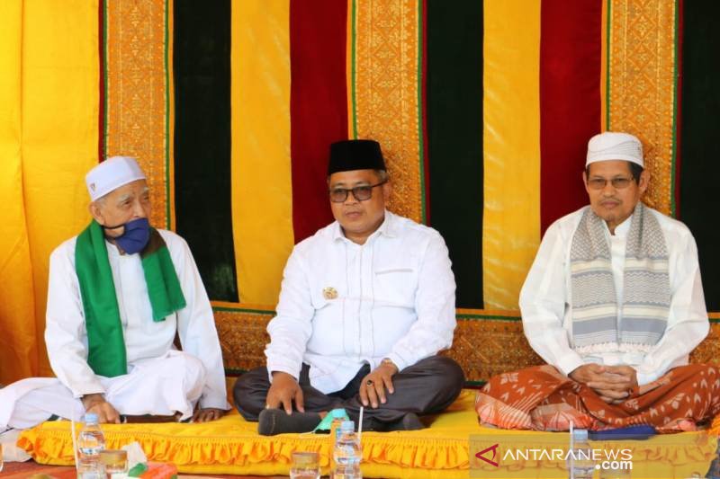 
Bupati Aceh Barat Haji Ramli MS (tengah) bersilaturahmi dengan ulama kharismatik Aceh di Pondok Pesantren Ar-Raudhatun Nabawiyah di Desa Masjid Baro, Kecamatan Samatiga, Kabupaten Aceh Barat, Aceh, Senin (28/12/2020). (ANTARA/HO-Dok. Pemkab Aceh Barat)