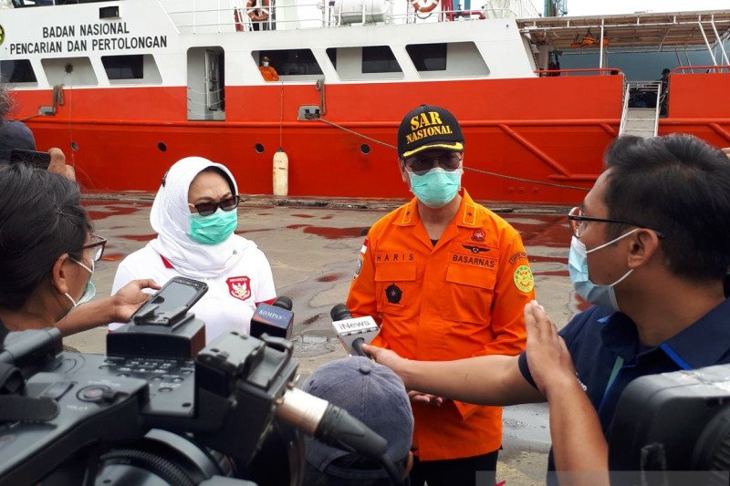 Deputi Bidang Bina Tenaga dan Potensi Pencarian dan Pertolongan Basarnas Abdul Haris Achadi menyampaikan keterangan mengenai upaya pencarian pesawat Sriwijaya Air SJ 182 beserta penumpangnya di JICT 2, Tanjung Priok, Jakarta, Rabu (13/1/2021). (ANTARA/Ano