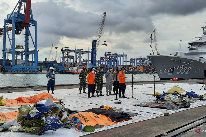 Dirops Basarnaz Birgjen TNI (Mar) Rasman M.S (tengah) memberikan keterangan pers terkait informasi terkini operasi pencarian dan pertolongan Sriwijaya Air SJ 182 di Posko SAR Terpadu Jakarta International Container Terminal (JICT) 2 Tanjung Priok, Kamis (
