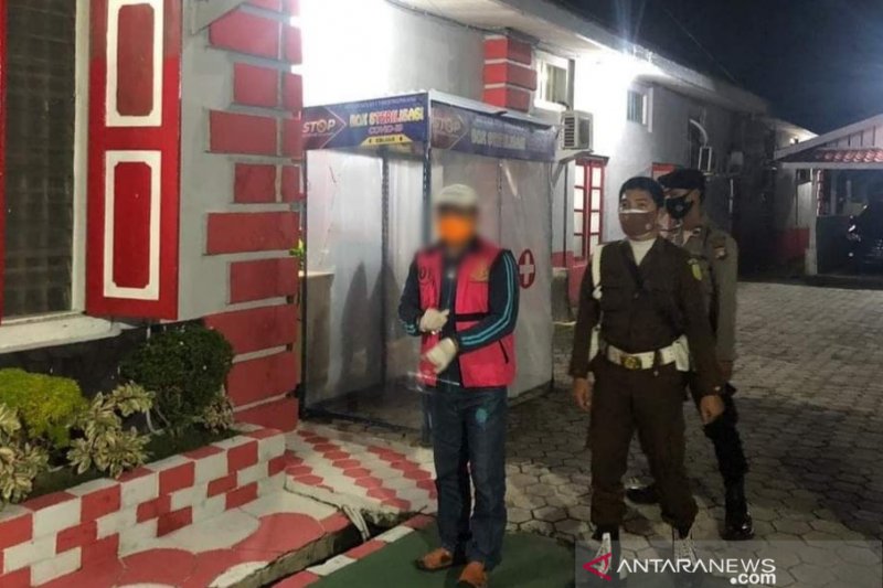 Petugas mengawal tersangka R, mantan Direktur BUMD Bintan menuju Rutan Tanjungpinang, Rabu (14/1) malam. (Ogen)